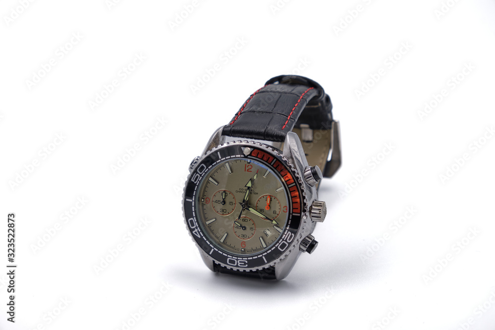 Reloj de pulsera con cronometro sobre fondo blanco