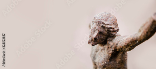 Foto Close up fragment of destroyed ancient iron statue of the crucifixion of Jesus C