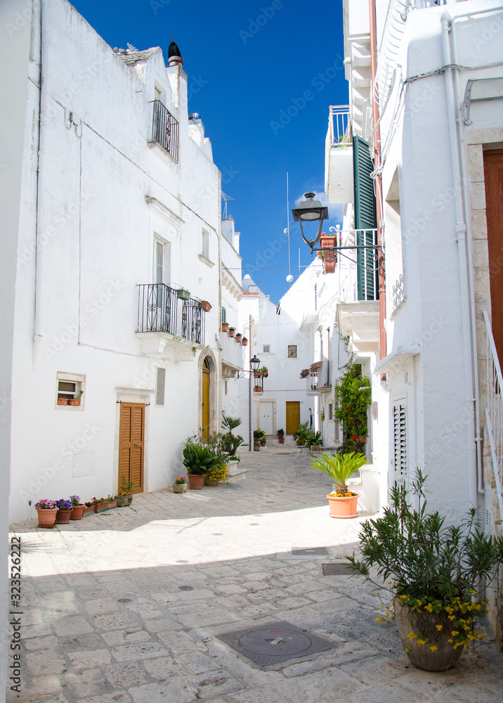 Naklejka premium Wąskie białe uliczki Locorotondo w regionie Apulia (Apulia), południowe Włochy