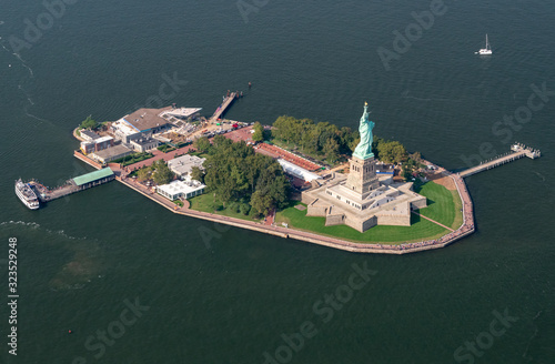 Obraz na płótnie An isolated aerial photograph of the Statue of Liberty and Liberty park taken with the summer of 2018 w salonie