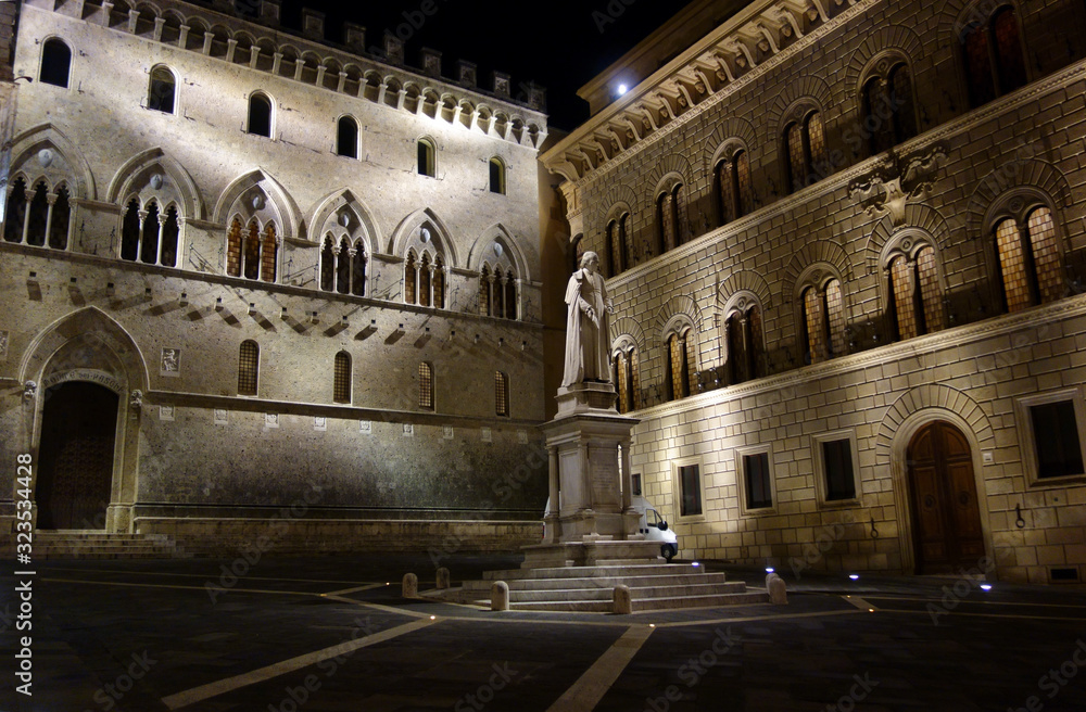 Fototapeta premium Headquarters of Banca Monte dei Paschi di Siena. Piazza Salimbeni. Siena by night.