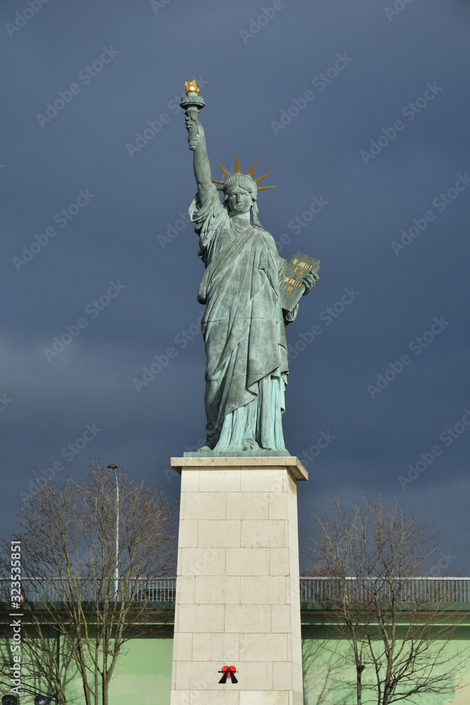 Obraz premium Paris, France : la statue de la Liberté, de Bartholdi, et le pont de Grenelle à l'extrémité sud de l'île aux Cygnes.