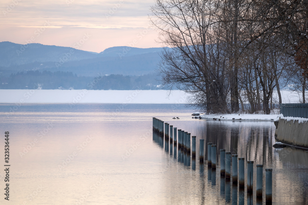 Naklejka premium Lac Memphrémagog en hiver, Magog, Québec Canada