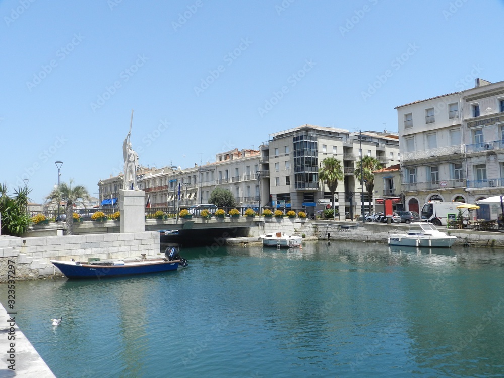 Pont Saint Martin et la statue du Jouteur à Sète