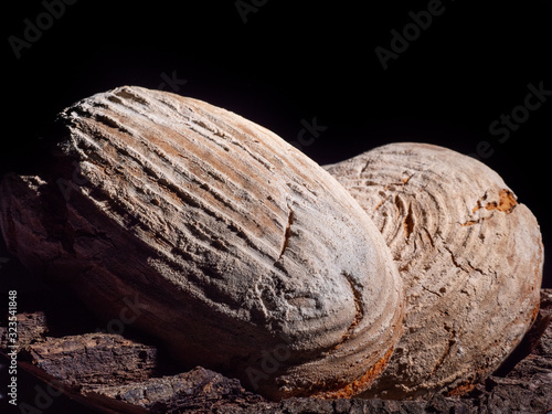 Rustikales Brot in Holzschale © naturenow