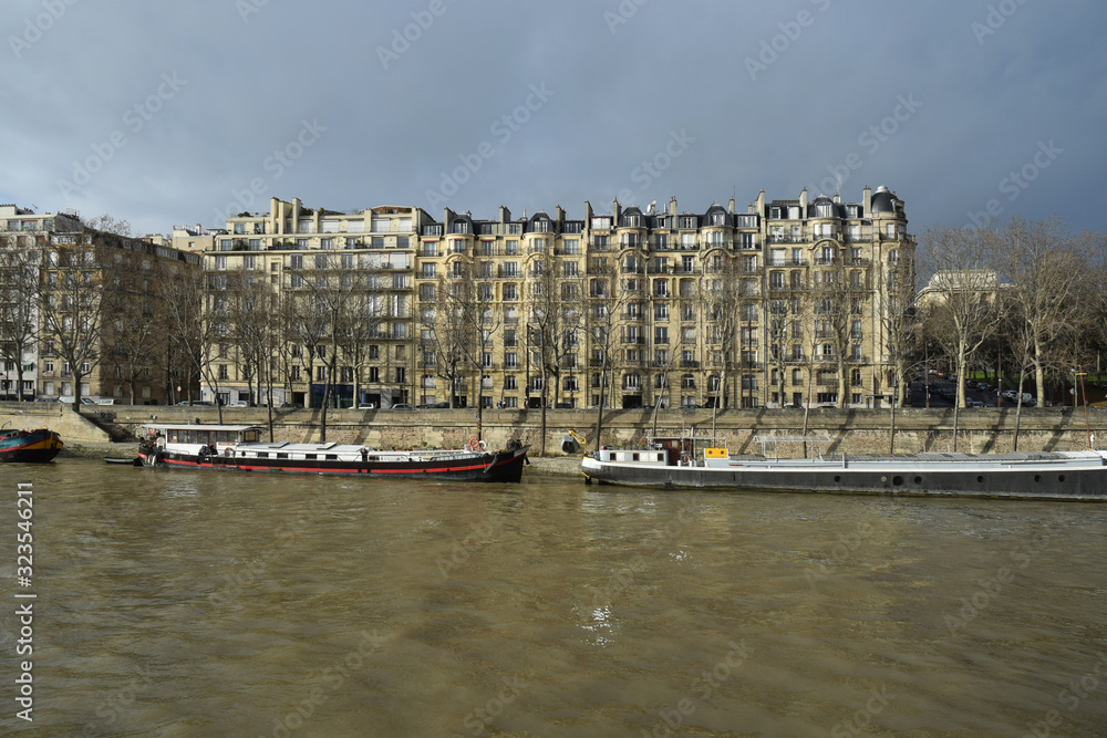 Paris, France : immeubles d'habitations le long de la Seine, près du palais de Chaillot.