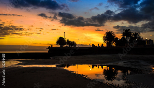 Atardecer reflejado en un charco de agua