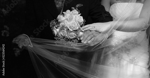 ramo de boda con mano de novios en blanco y negro