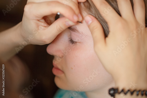 young girl is removed eyebrows