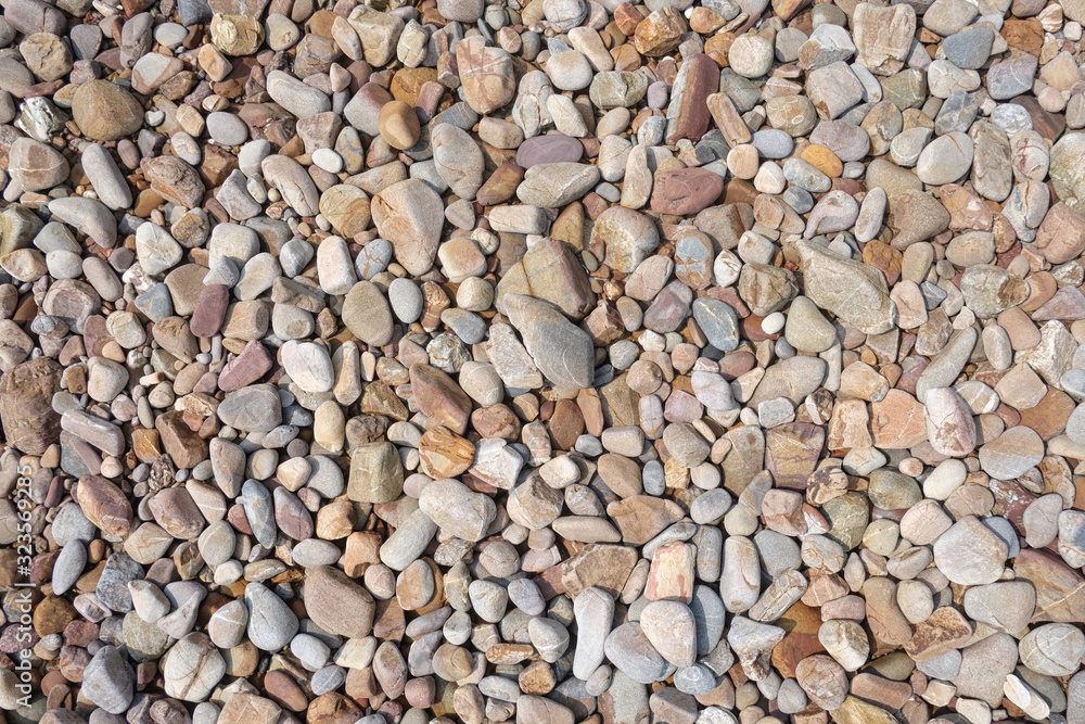 Naklejka premium Seashore scree or Pebbled beach background.
