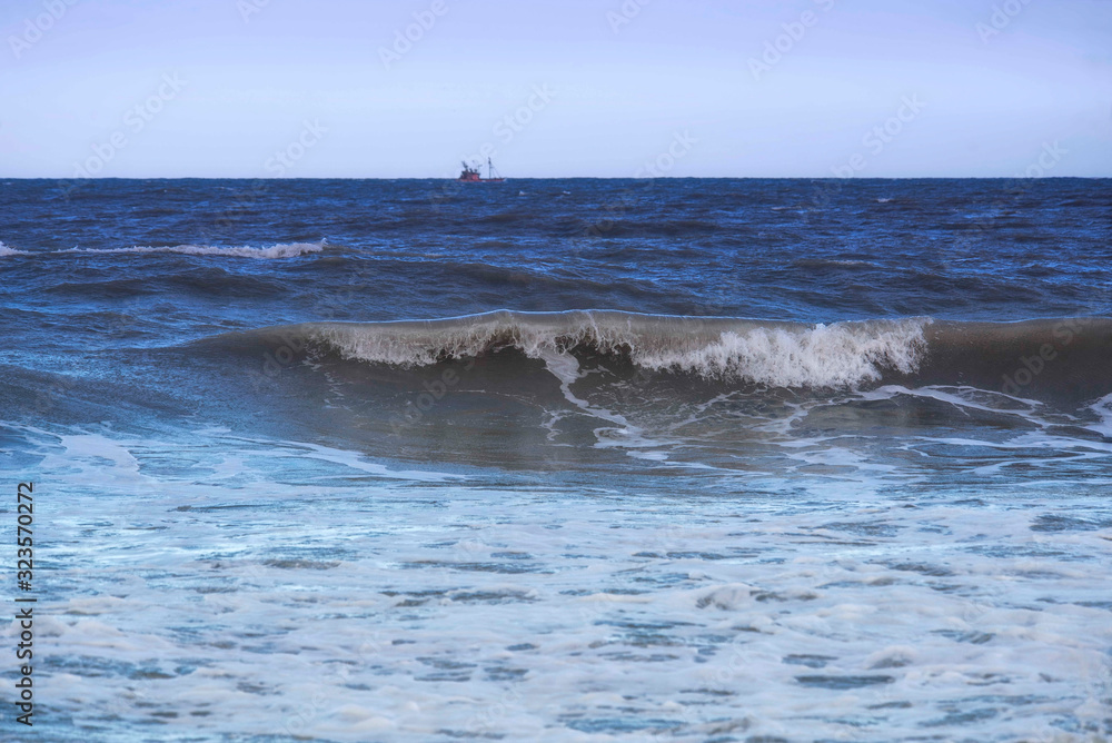 Fototapeta premium seaside and vessel Wasves and sky 