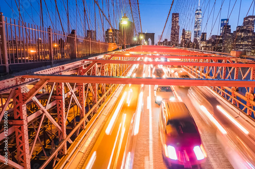 Canvas-taulu Night lights of car headlamps on the Brooklyn bridge. Long expos