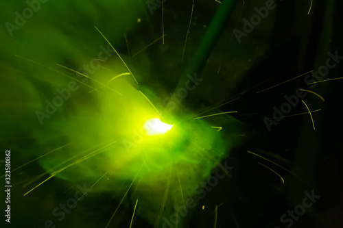 Fotografia Metal pipe during welding. Sparks and scale