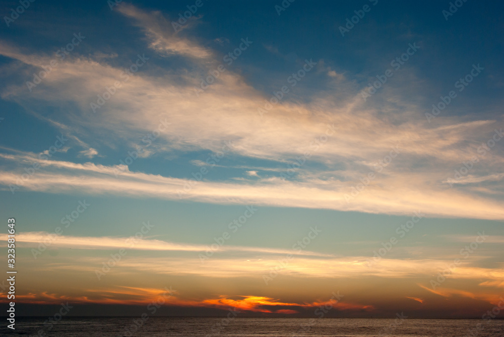 青空残る北海道噴火湾の夕陽