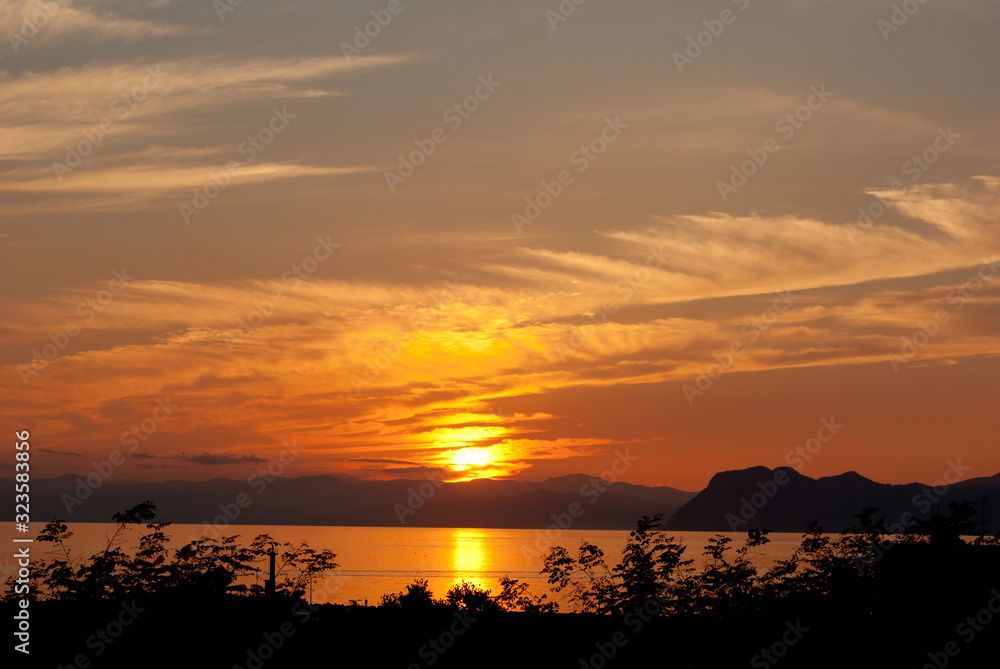 北海道噴火湾の夕陽