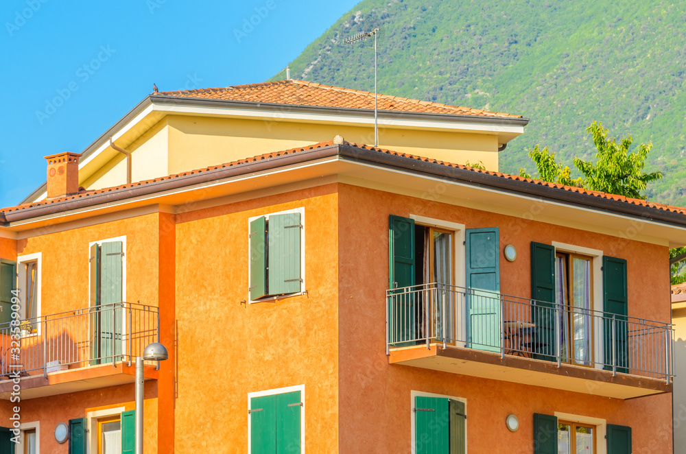Obraz premium Colorful apartment building in Malcesine, Italy.