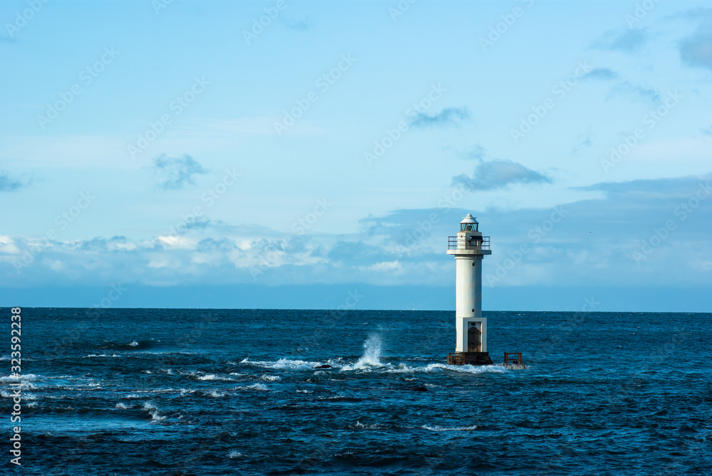 灯台と白波　北海道日本海