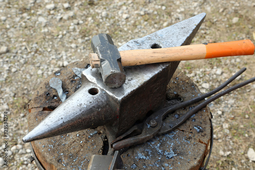 Iron heavy anvil and hammer
