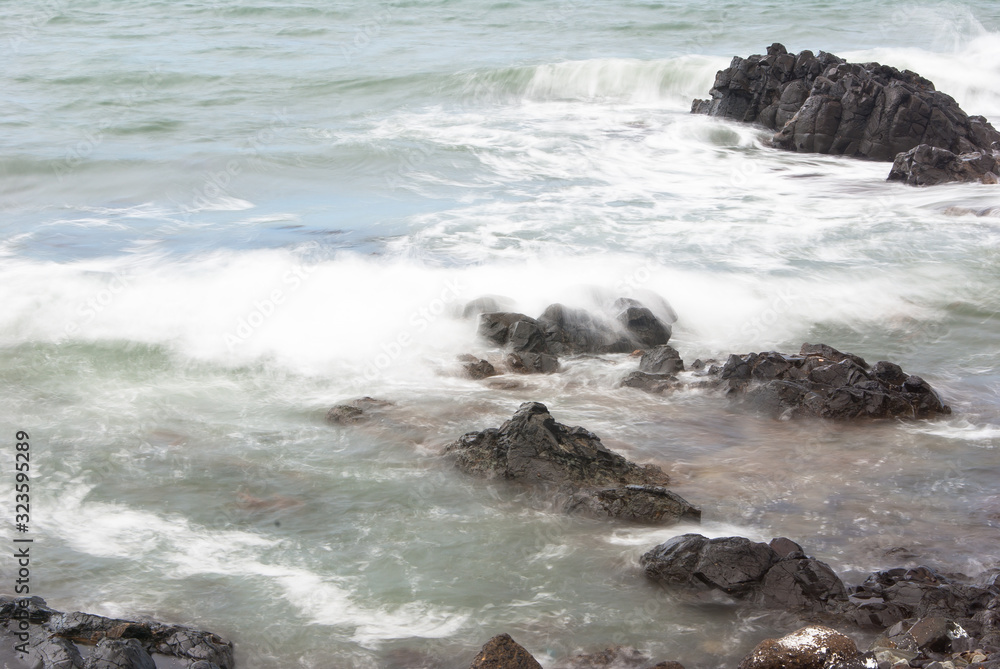 岩場に打ち寄せる日本海の白波