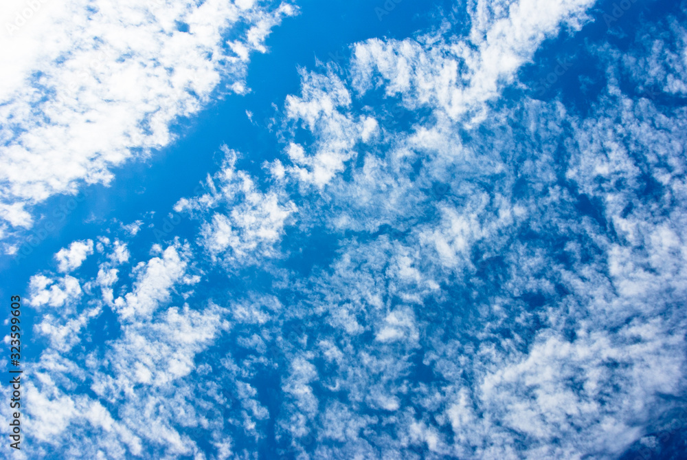 羊雲のような雲が広がる青い空 羊雲のような雲が広がる青い空