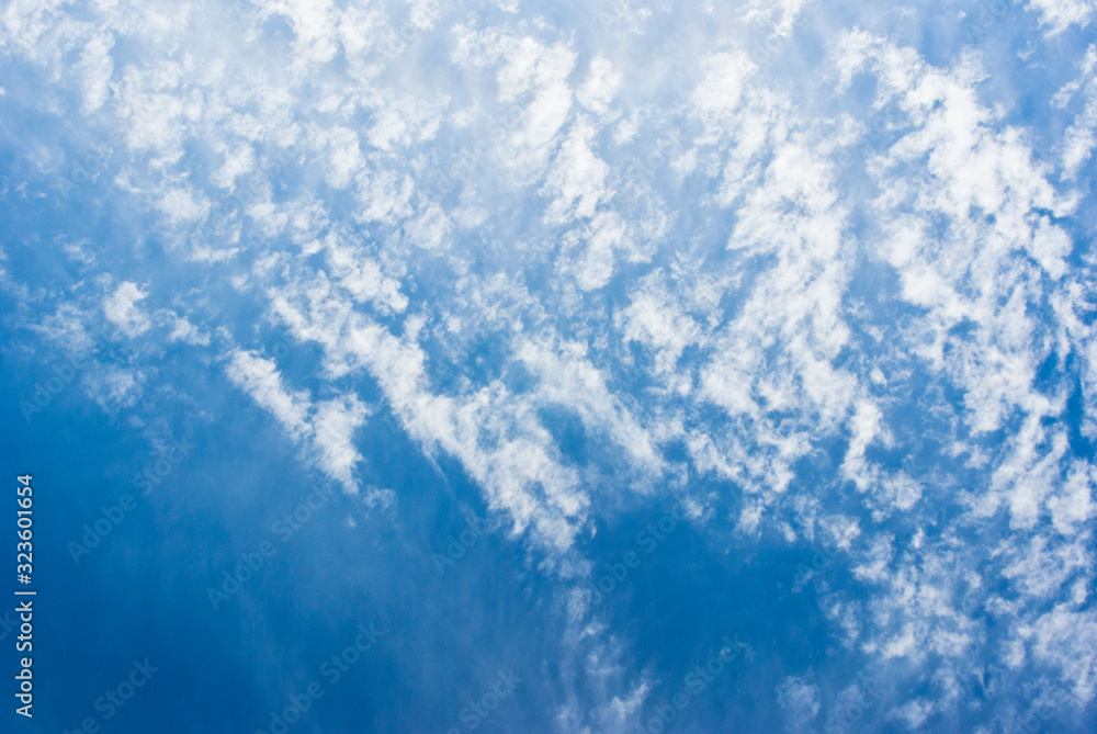 羊雲のような雲が広がる青い空