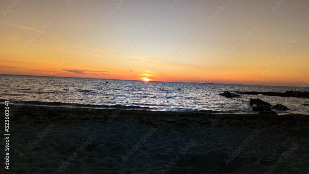 Coucher de soleil au bord de mer côte bretonne Coucher de soleil au bord de mer côte bretonne