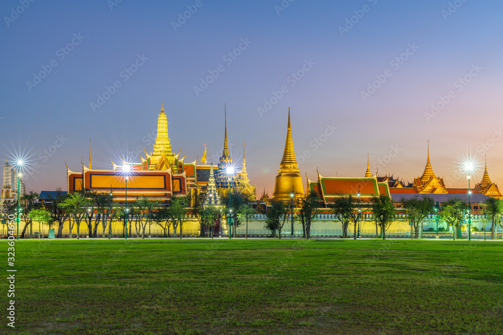 Naklejka premium In Bangkok with Wat phra kaew temple at twilight time, The grand palace temple of the emerald buddha, official name is Wat Phra Si Rattana Satsadaram are travel destination in Bangkok, Thailand.