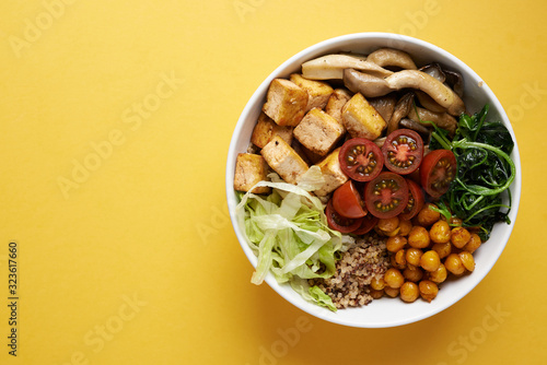 quinoa and vegetables blanced bowl