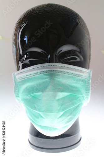 schwarzer Glaskopf mit Schutzmaske  photo