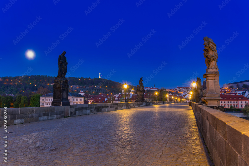 Obraz premium Beautiful Charles bridge in Prague at night, Czech Republic