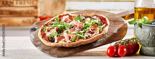 Obraz  z motywem Crusty oven-fired Italian prosciutto pizza