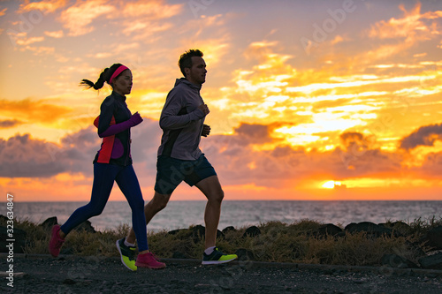 Φωτογραφία Running people training cardio together active friends jogging in early morning dawn sunrise on beach