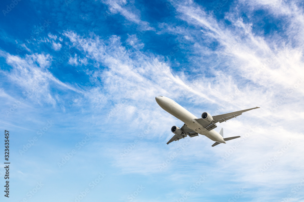 Obraz premium High-altitude airplane and beautiful sky in spring