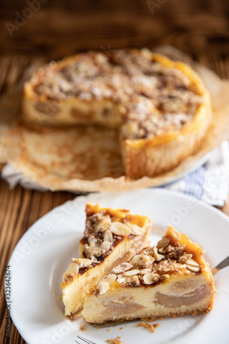 Wallpaper Mural Bratapfelkuchen mit Äpfeln und Mandelblättchen auf dunklen Holzgrund Torontodigital.ca