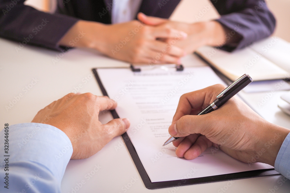 The business team read the documents before signing the contract, signed the agreement to invest Start a new project in the office. The business team read the documents before signing the contract, signed the agreement to invest Start a new project in the office.