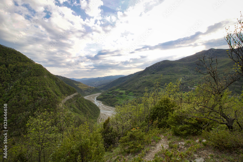 Naklejka premium hills and valley panorama in a cloudy day