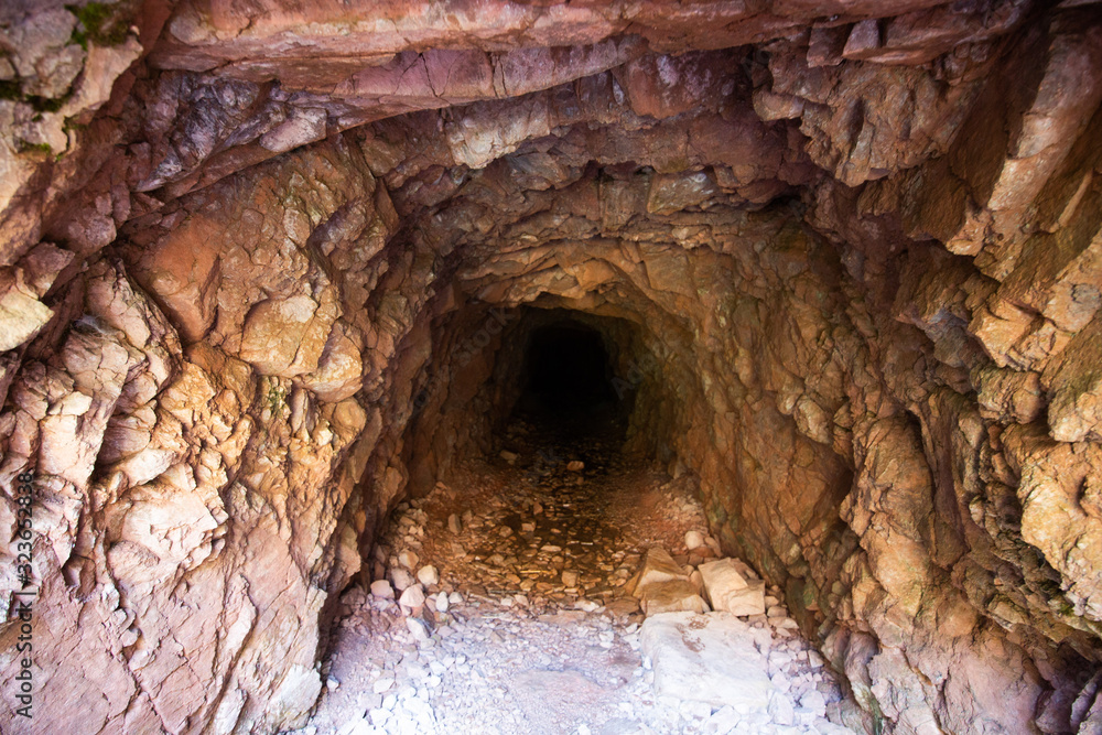 Grotte roches au Kirghizistan