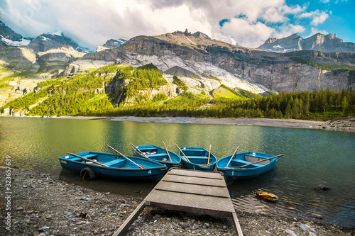 Barques Oeschinensee dans les Alpes en Suisse , montagnes lac