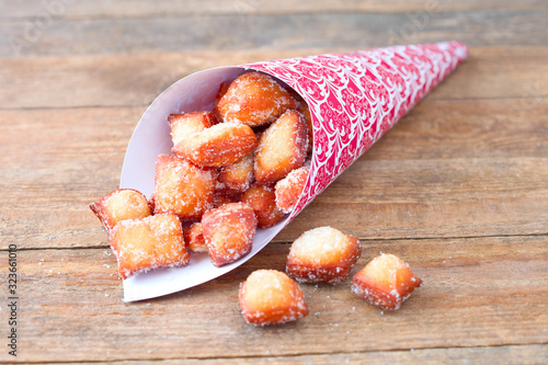 Schmalzgebäck in einer Tüte