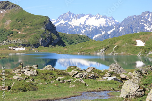 Bergsee und Alpenpanorama
