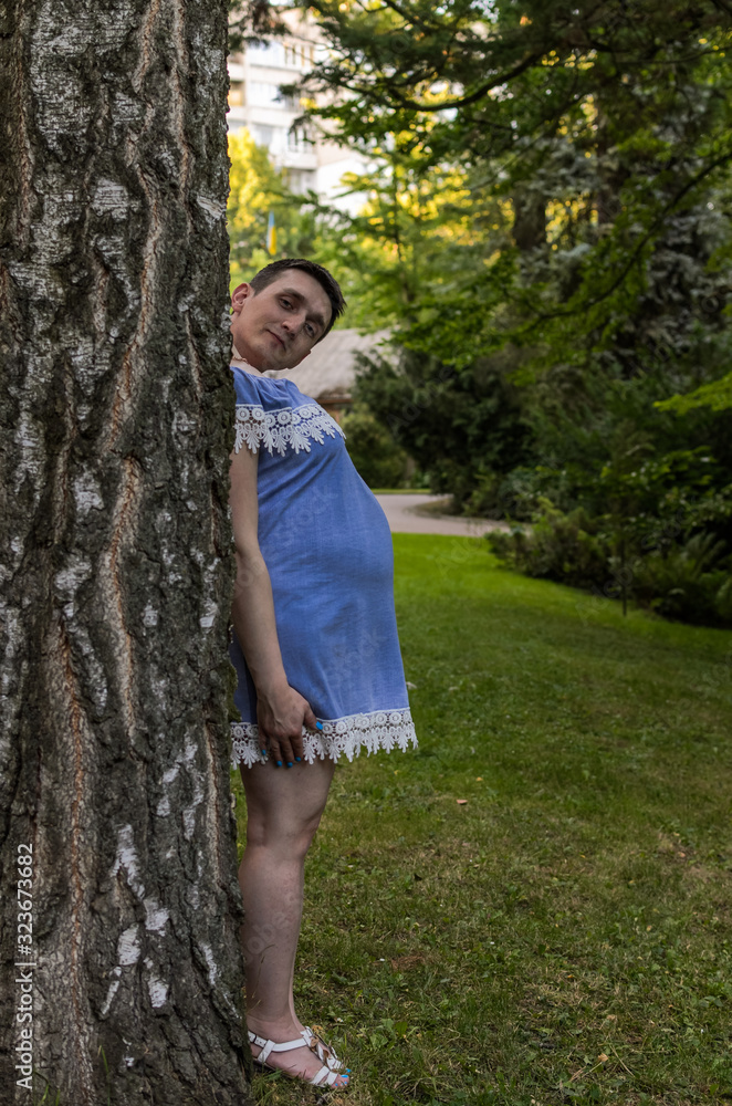 Husband set his head to his pregnant wife, hiding behind a tree, a funny prank Husband set his head to his pregnant wife, hiding behind a tree, a funny prank