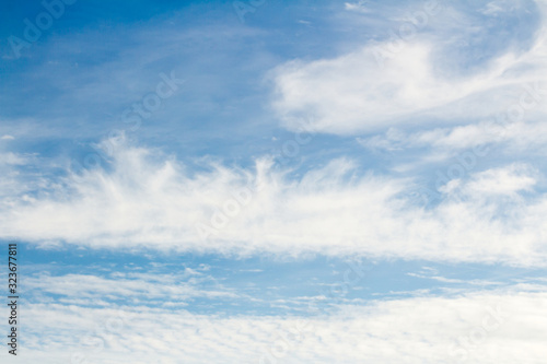 Wolkengebilde Mit blauem Himmel als Hintergrund-Textur 