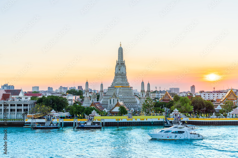 Naklejka premium w Bangkoku ze świątynią Wat Arun o zachodzie słońca, Wat Arun jest celem podróży do Bangkoku w Tajlandii.