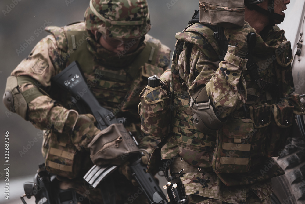 Fototapeta premium 銃を構える自衛官
