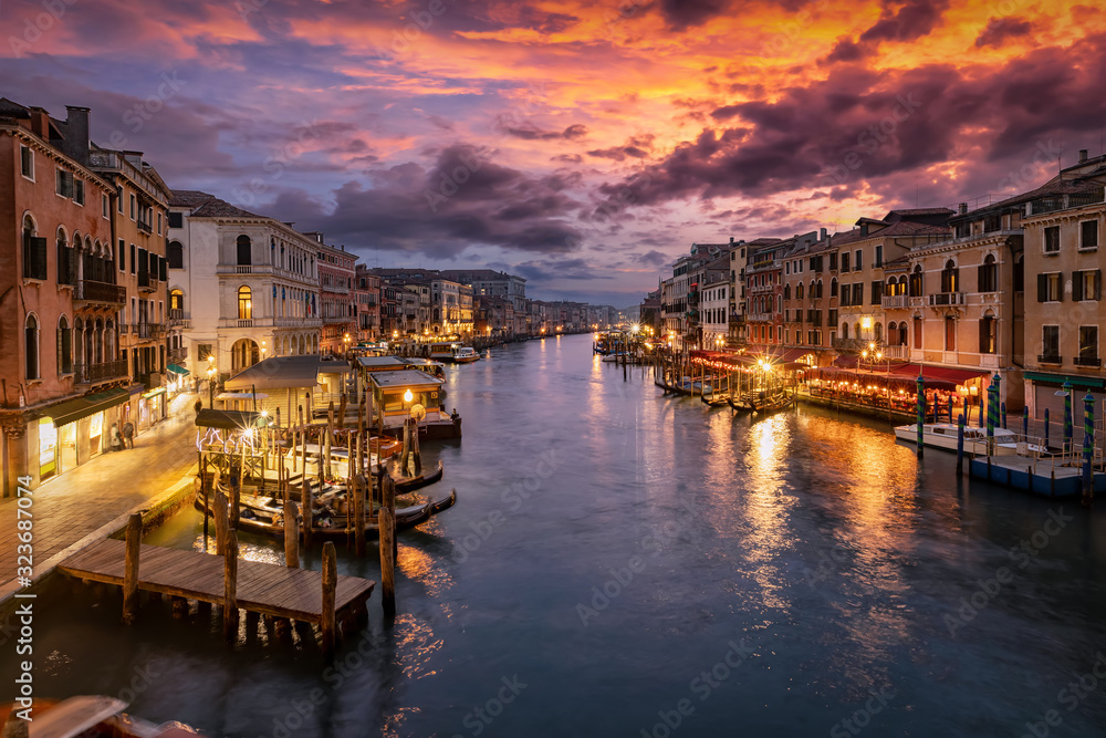 Sonnenuntergang hinter dem Kanal Grande in Venedig, Italien