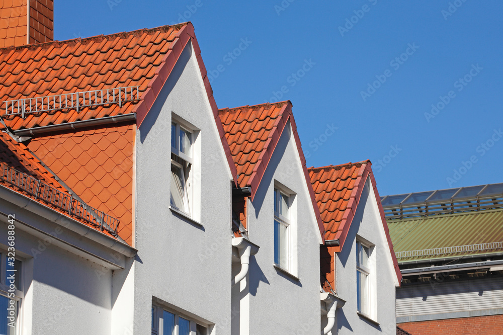 Moderne weisse Wohngebäude, Dachfenster, Dachgiebel, Dächer, Reihenhäuser, Mehrfamilienhäuser, Bremen, Deutschland Moderne weisse Wohngebäude, Dachfenster, Dachgiebel, Dächer, Reihenhäuser, Mehrfamilienhäuser, Bremen, Deutschland