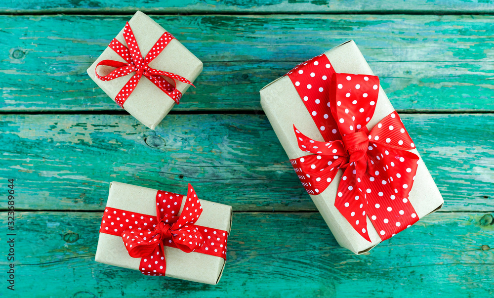 Fototapeta premium gifts on green background