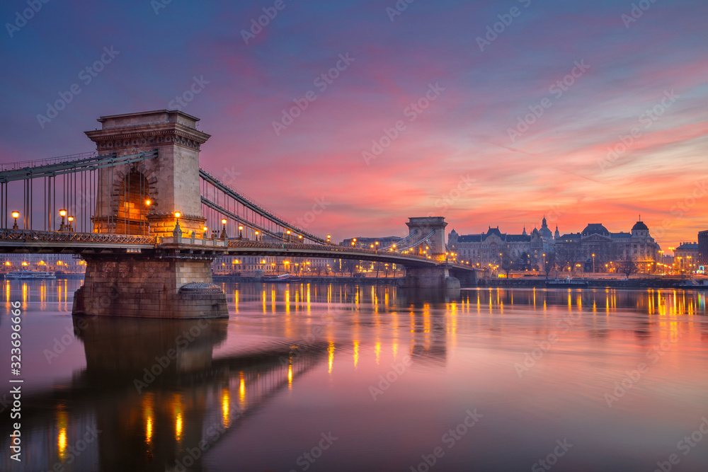 Fototapeta premium Budapeszt, Węgry. Pejzaż miejski panoramę Budapesztu z budynkiem Mostu Łańcuchowego podczas pięknego zimowego wschodu słońca.