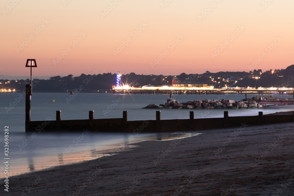 Obraz premium Taken at dusk from Boscombe Beach