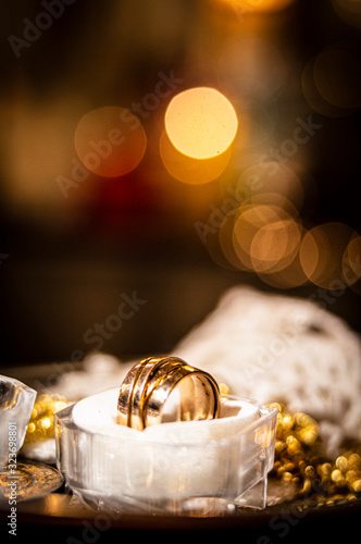 anillos y cadena de bodas con fondo desenfocado